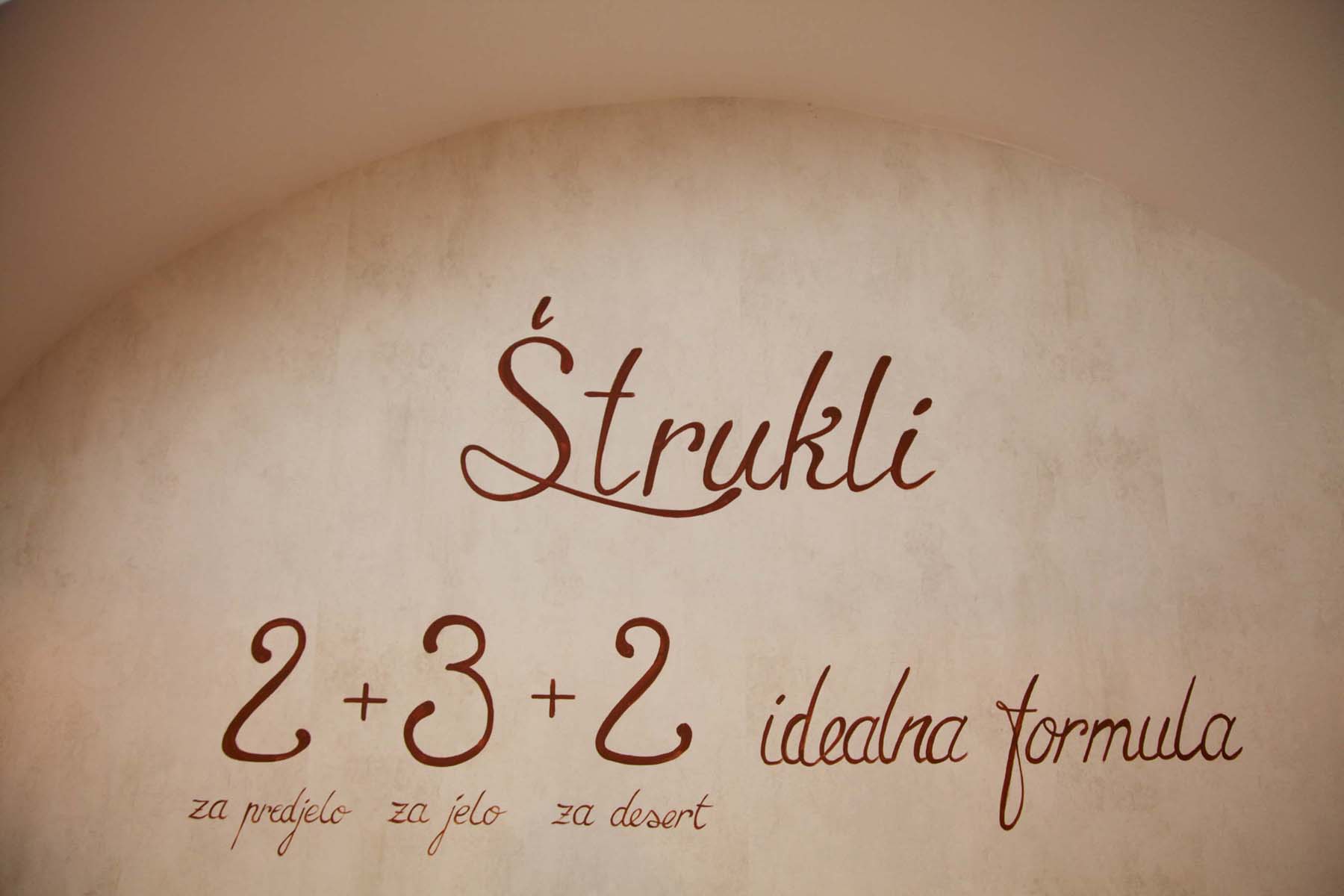 Zidni natpis u restoranu: Štrukli, idealna formula